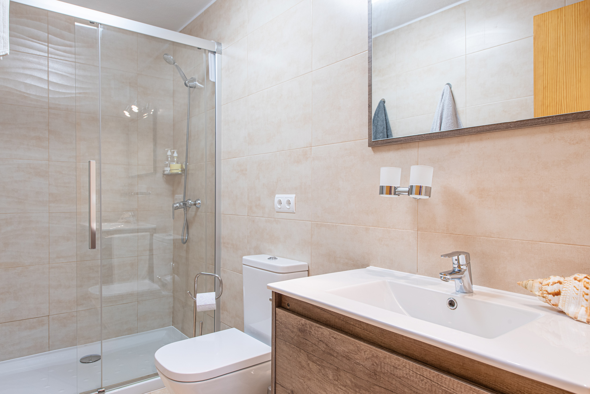 Resa Estates vastgoed te koop Ibiza Geraldine finca san lorenzo noorden bathroom shower.jpg